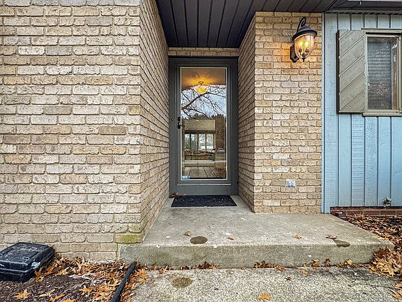 4th image of 257 N Countryside Dr