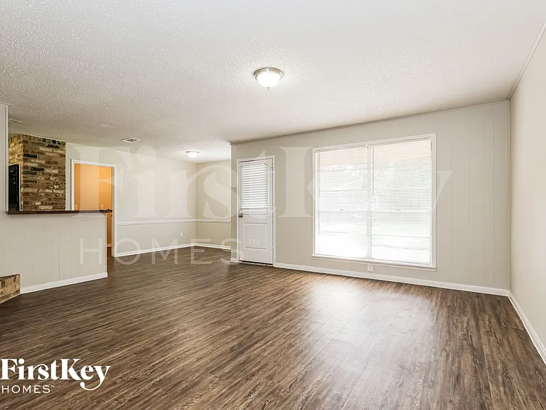 26218 Maplewood Dr — Photo 4