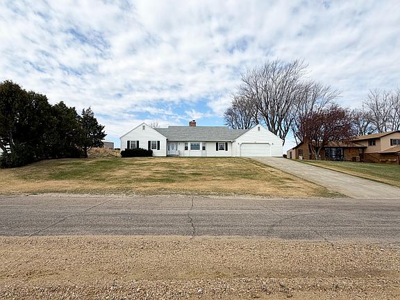 3rd image of 820 Skyline Dr