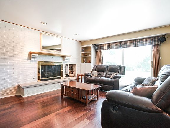 3rd image of 907 E Pratt Dr