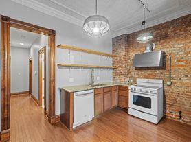 Charming 2 Bedroom Apartment in Benton Park. Professionally Managed., 2 br / 1.0 ba, $1275
