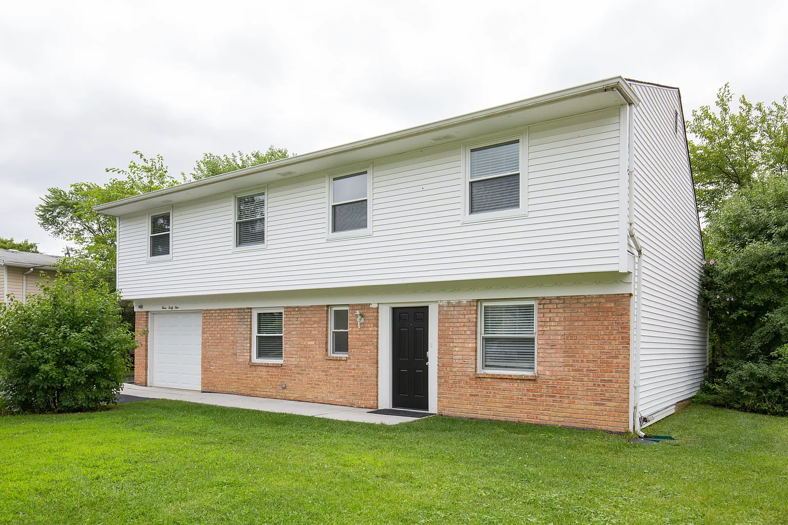 341 Deerfield Dr photo 1