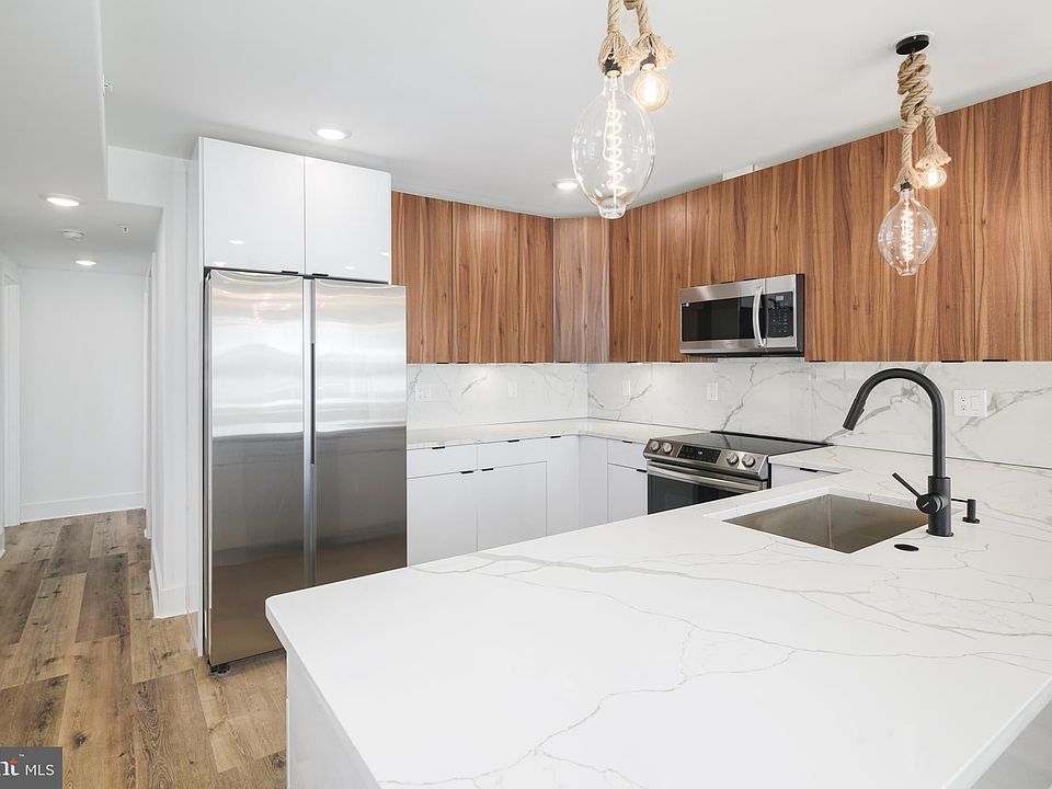 1st image of 2621 W Oxford St Unit 204