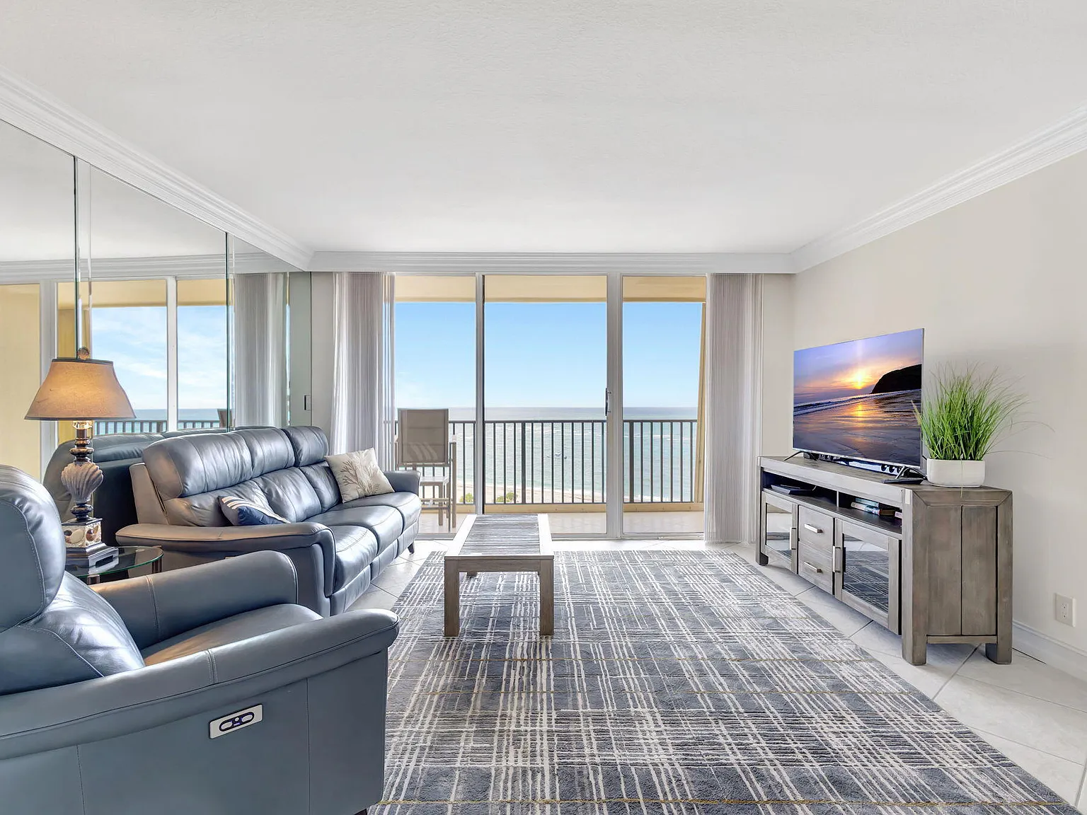 2 bed, 2.0 bath, 1170 sqft, $5,500 — Photo 2