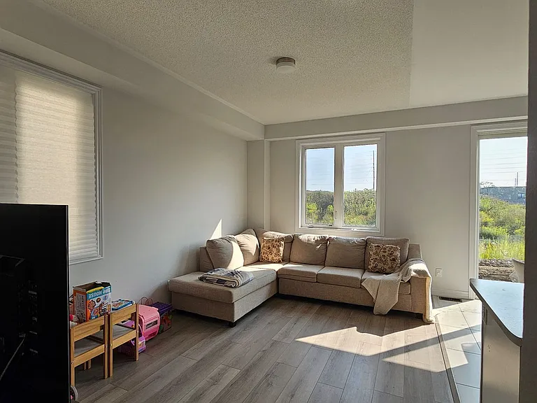 1084 Lockie Dr — Photo 2