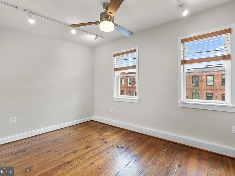 112 E Randall St — Photo 20
