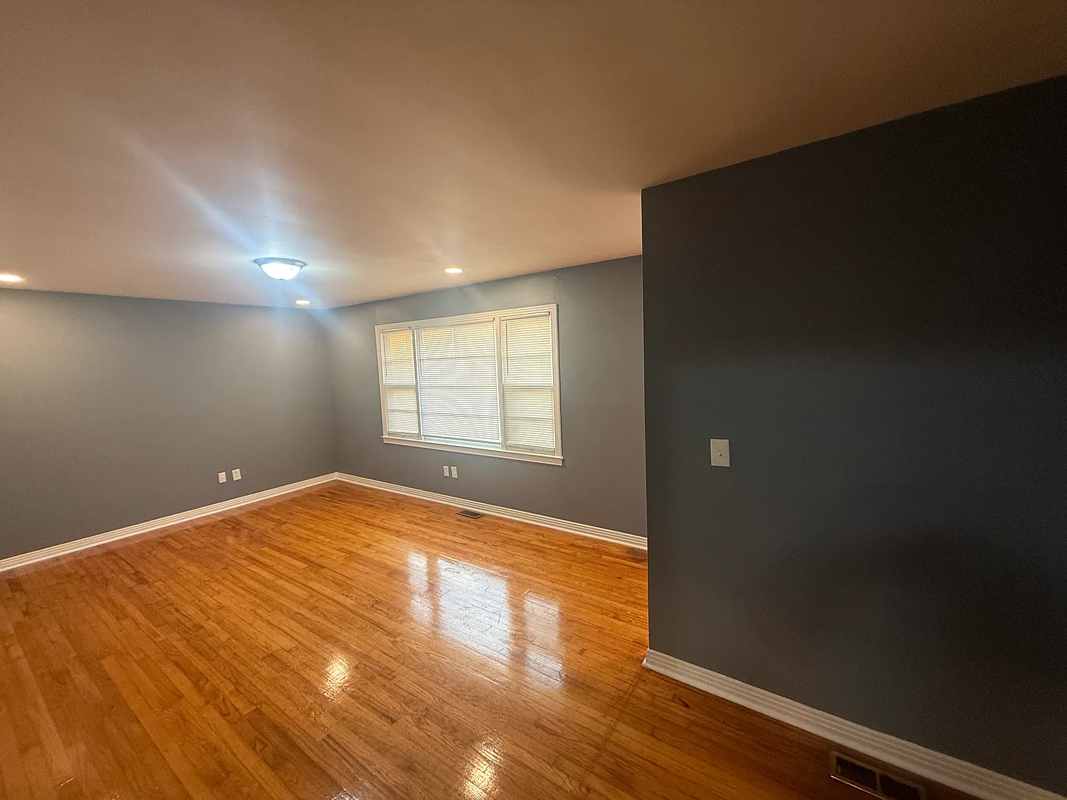 2 bed, 900 sqft, $1,300 — Photo 2