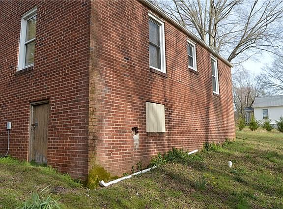 5th image of 1039 5th St SE