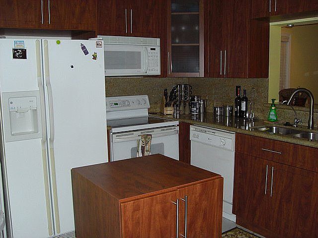 Refrigerator, stove, dishwasher, microwave, mobile island