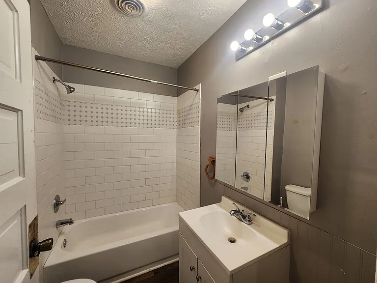 220 & 222 S 14th St — Photo 15