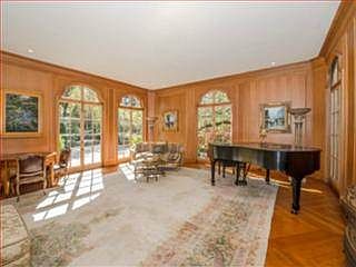 4th image of 325 Hillsborough Blvd