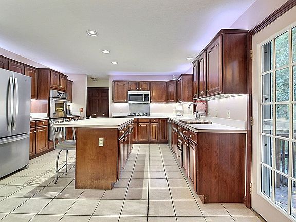 4th image of 12 Wenden Ct