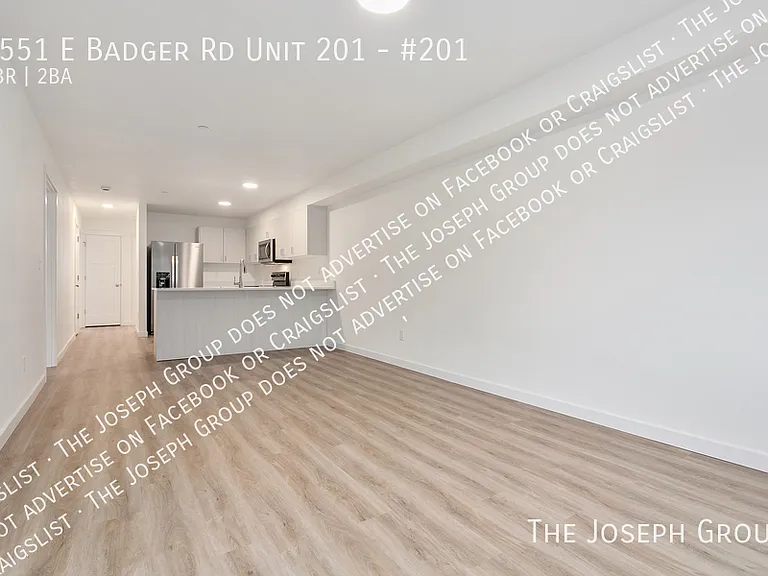 Town's Edge Apartments - 1555 E Badger Rd — Photo 18