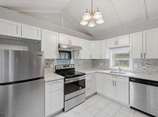 33 Hillside Ave, Stockholm, NJ 07460