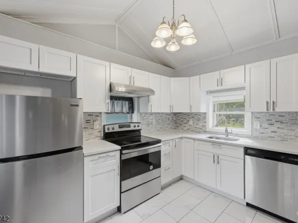 33 Hillside Ave, Stockholm, NJ 07460