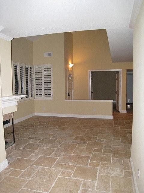 Entrance and entrance to Den