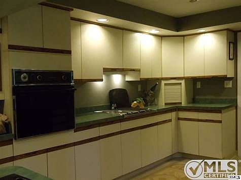 Nice open floor plan in the Kitchen. Lots of room to cook and bake.