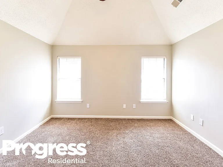 1261 Thames Dr — Photo 11