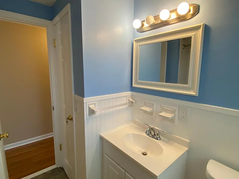 Main bath w/ tub/shower
