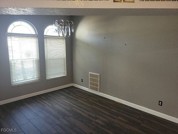 4th image of 21359 Bassett Ave