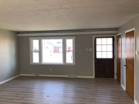 3rd image of 121 Bourbon Hills Dr