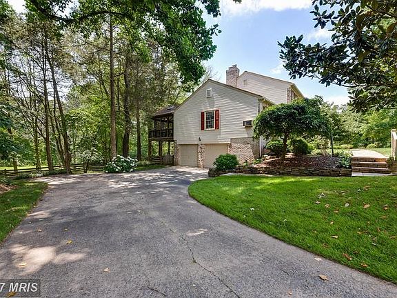 Lovely drive to your 2 car garage