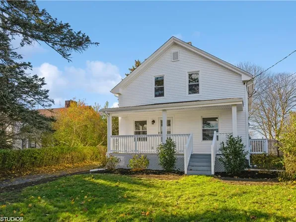 1322 E Main Rd, Portsmouth, RI 02871