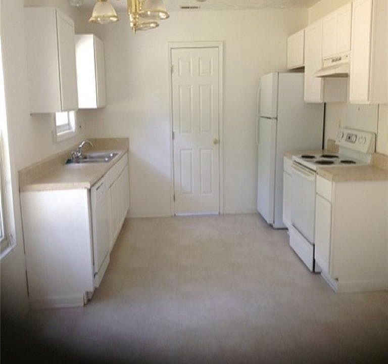 2nd image of 1825 Swann St