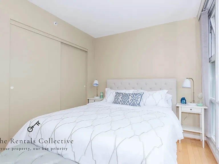 1077 Marinaside Cres #1207 — Photo 11