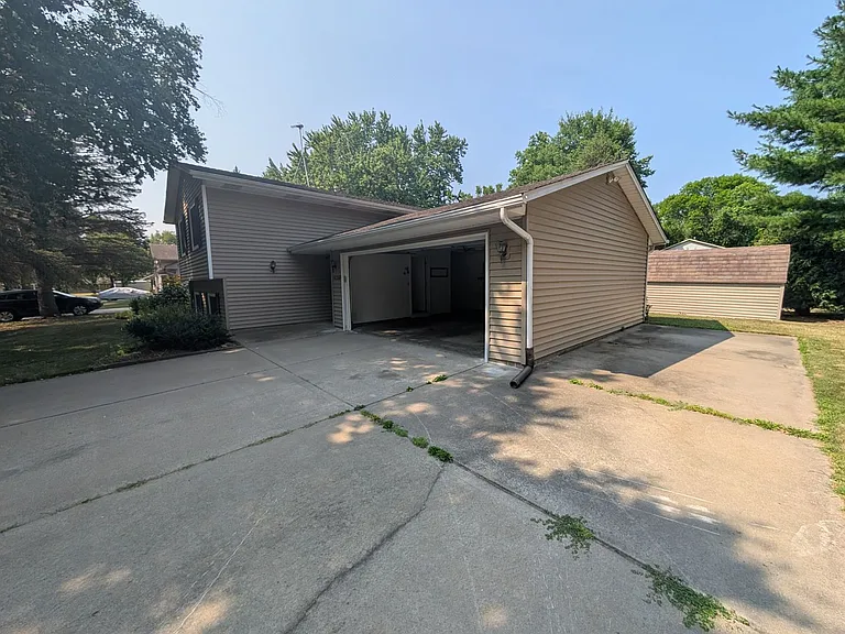 10207 Pilgrim Ln N — Photo 5
