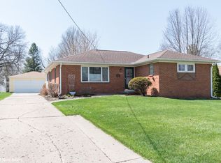 7218 Roseland Dr, Urbandale, IA 50322