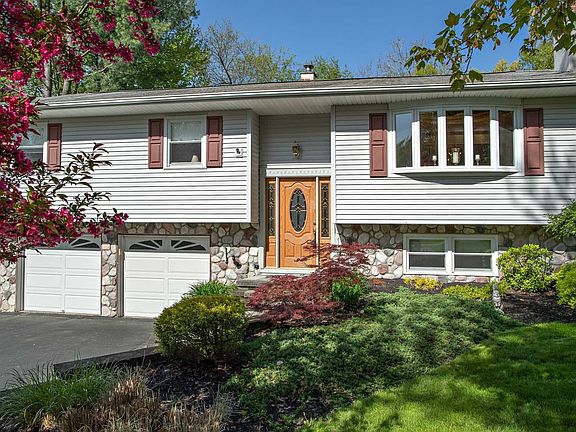 2nd image of 40 Woodland Cir
