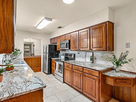 3rd image of 1017 Meadowlark Ln