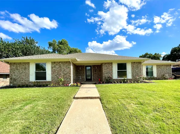 2121 Oakmeadow St, Bedford, TX 76021