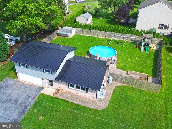 122 Center Ave, Terre Hill, PA 17581