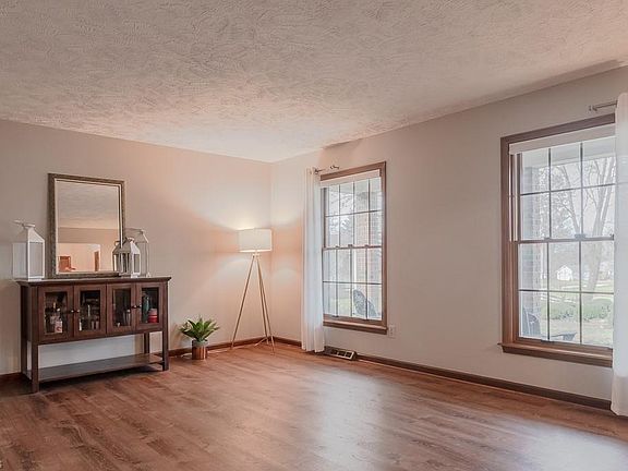 4th image of 9940 Juniper Ct