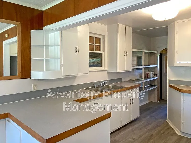 1415 W 4th St — Photo 6