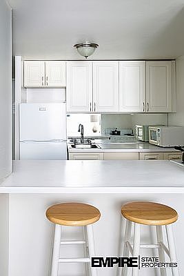 5th image of 150 W 51st St APT 703