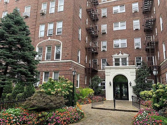 3rd image of 763 Ocean Pkwy APT 6A