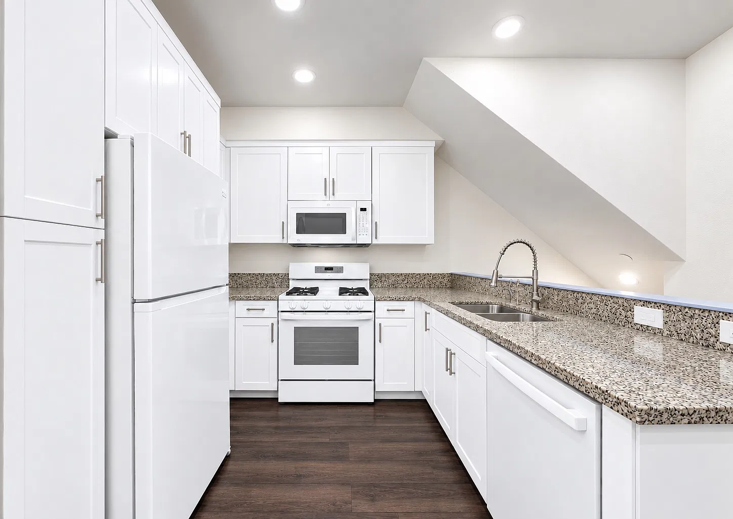 7246 N Cedar Rd — Photo 2
