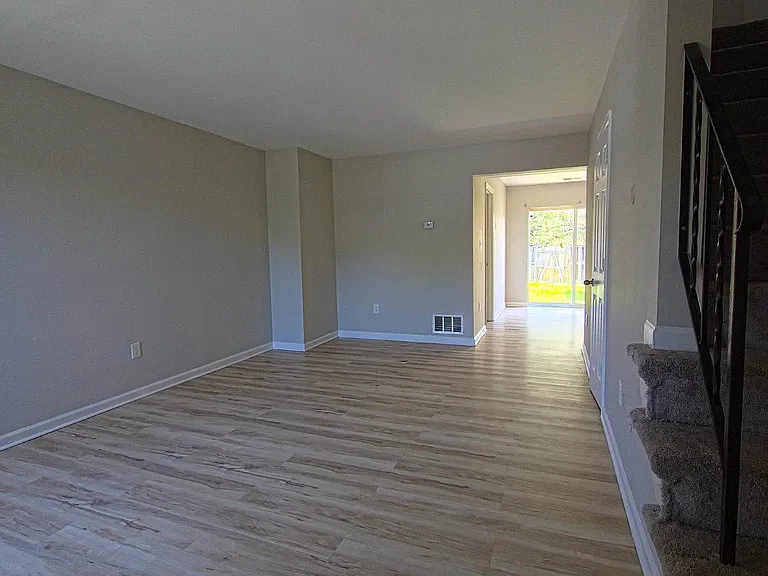 546 Wellington Ct — Photo 2