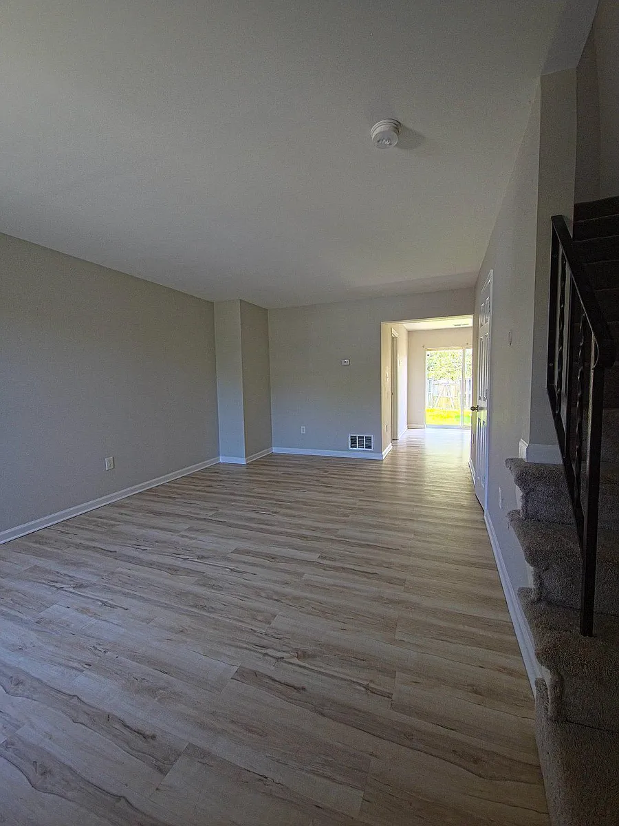 Building Photo - 546 Wellington Ct