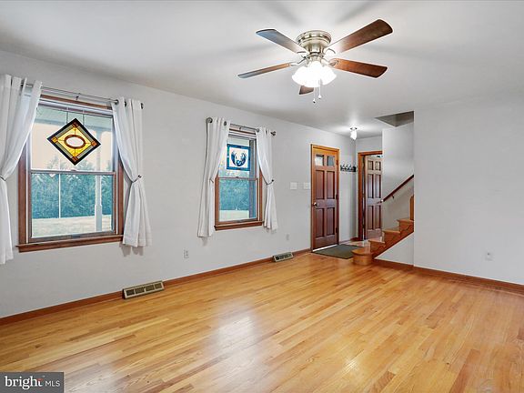 3rd image of 110 Courtland Way
