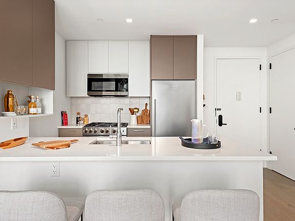 5th image of 92-27 160th St #1905