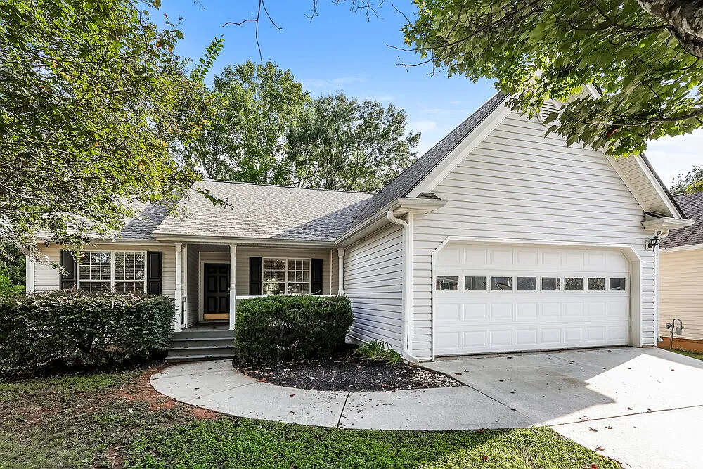 3 bed, 2.0 bath, 1389 sqft, $2,120 — Photo 4