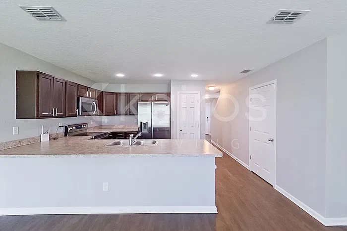 3 bed, 2.5 bath, 1409 sqft, $1,725 — Photo 4