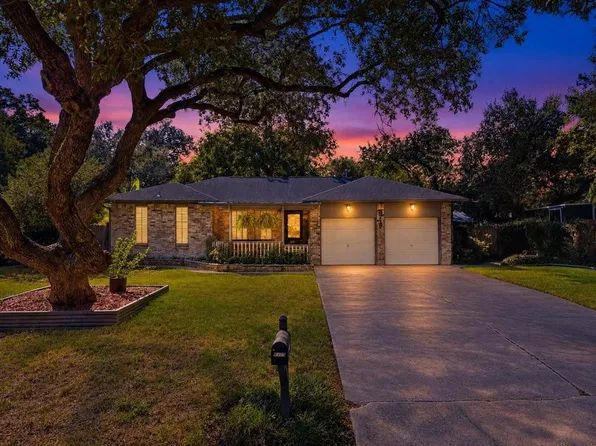 8717 Acorn Ln, Hitchcock, TX 77563