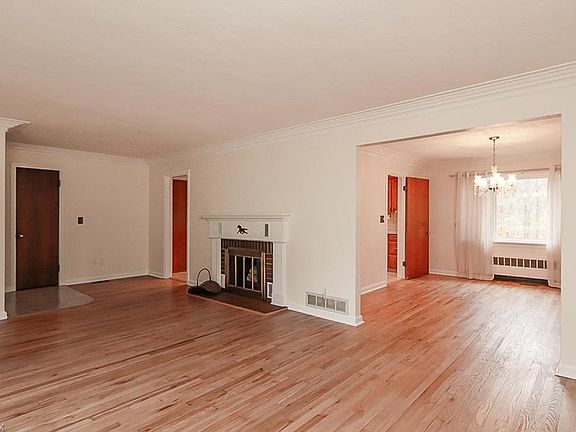 3rd image of 1032 N Pasadena Ave