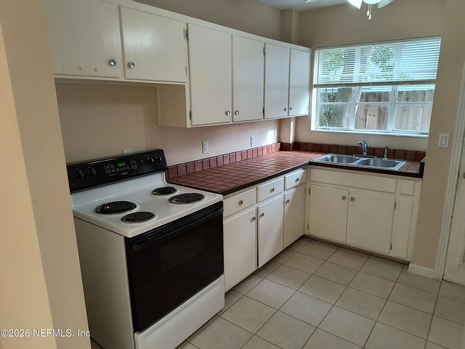 2 bed, 1.0 bath, 900 sqft, $1,300 — Photo 2