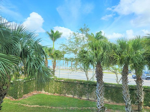5th image of 36 Harbour Isle Drive W #204